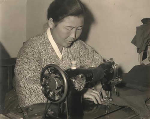 메노나이트 직업학교는 고아뿐 아니라 전쟁으로 가족과 남편을 잃은 미망인들도 보살폈다. 미망인들은 재봉틀 기술을 배우며 생계를 꾸려나갈 기회를 얻었다. <메노나이트 아카이브 제공>