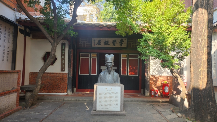 이탁오 생가와 흉상. 동양의 마르틴 루터라고 불리는 이지(李贄)가 나고 자란 곳이다. 탁오(卓吾)라는 자로 더 유명하다.