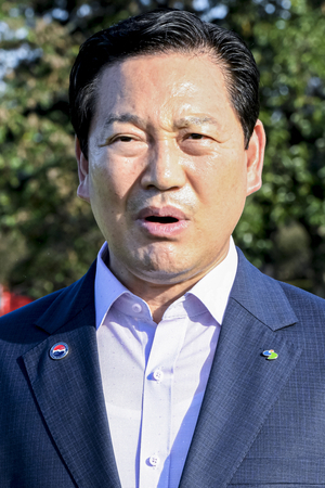 6일 경북 경주 첨성대 일원에서 열린 '2025 동서화합 영호남 문화예술관광박람회'에 참석한 조재구 대구 남구청장이 인터뷰에 응하고 있다. 이현덕기자 lhd@yeongnam.com