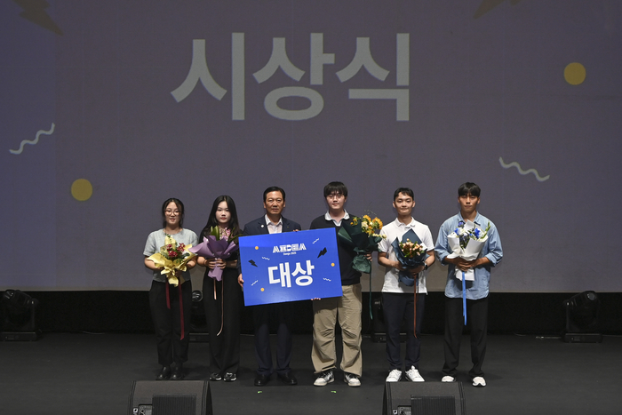 지난 5일 대덕문화전당에서 열린 '전국 대학생 인공지능 활용 아이디어 경진대회'에서 대상을 수상한 '친구하자'팀이 조재구(왼쪽에서 세 번째) 남구청장과 기념사진을 촬영하고 있다. 남구청 제공