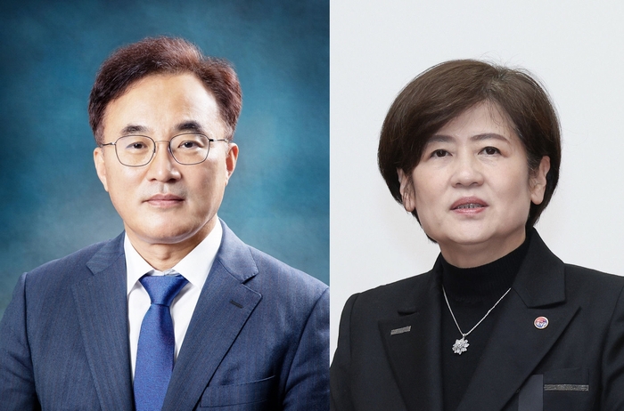 추교관 위니텍 전 대표이사와 강은희 대구시교육감. <영남일보 DB>