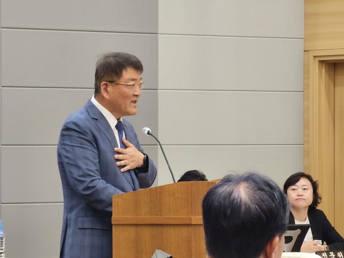 지난 4일 제280회 예천군의회 임시회 제2차 본회의에서 김학동 예천군수가 박재길 군의원의 질문에 답변하고 있다. <장석원기자 history@yeongnam.com>