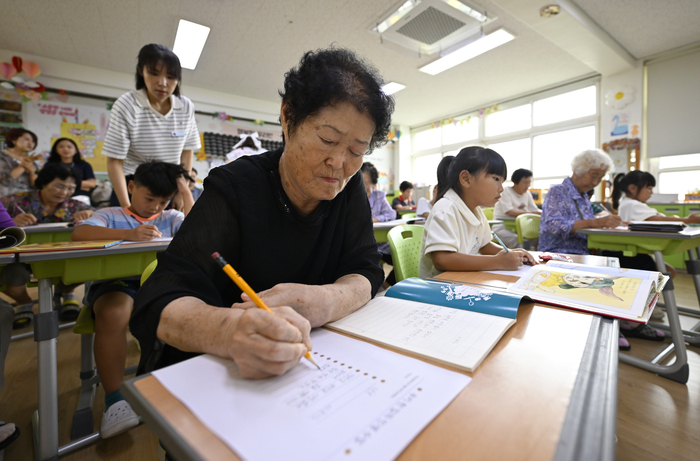8일 오전 경북 칠곡군 신동초등학교에서 열린 세계 문해의 날 기념 학교방문 체험행사에서 어르신들이 신동초등학교 1,2학년 학생들과 한글 공부를 하고 있다. 세계 문해의 날은 문맹 퇴치의 중요성을 일깨우기 위해 유네스코가 1966년에 제정한 기념일로, 매년 9월 8일이다.
이윤호기자 yoonhohi@yeongnam.com