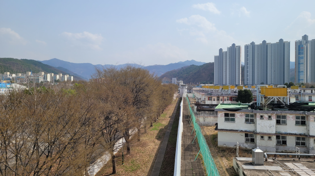 옛 대구교도소와 주변 지역을 가로지르는 장벽과 녹지 공간의 모습. 이 곳은 도시숲으로 조성돼 11월 시민들을 맞을 예정이다. <대구시 제공>