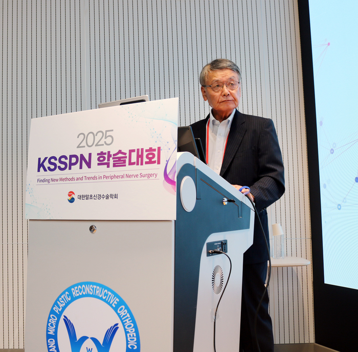 일본의 도이 카즈테루 교수가 말초신경 수술의 새로운 방법과 트렌드를 주제로 강연하고 있다.<W병원 제공>