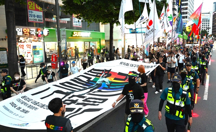 지난해 9월 28일 오후 대구 중구 반월당 일대에서 열린 제16회 대구퀴어문화축제의 참가자들이 중앙로 대중교통전용지구 일대로 퍼레이드를 하고 있다.
박지현기자 lozpjh@yeongnam.com
