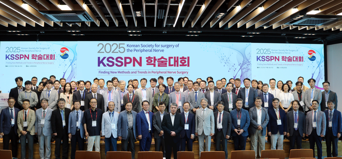 2025 대한말초신경수술학회 학술대회에 참석한 국내외 의료진이 W병원에서 기념촬영을 하고 있다.<W병원 제공>