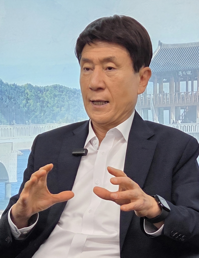 이강덕 포항시장이 미국 등 해외 방문의 성과에 대해 설명하고 있다. <전준혁기자>