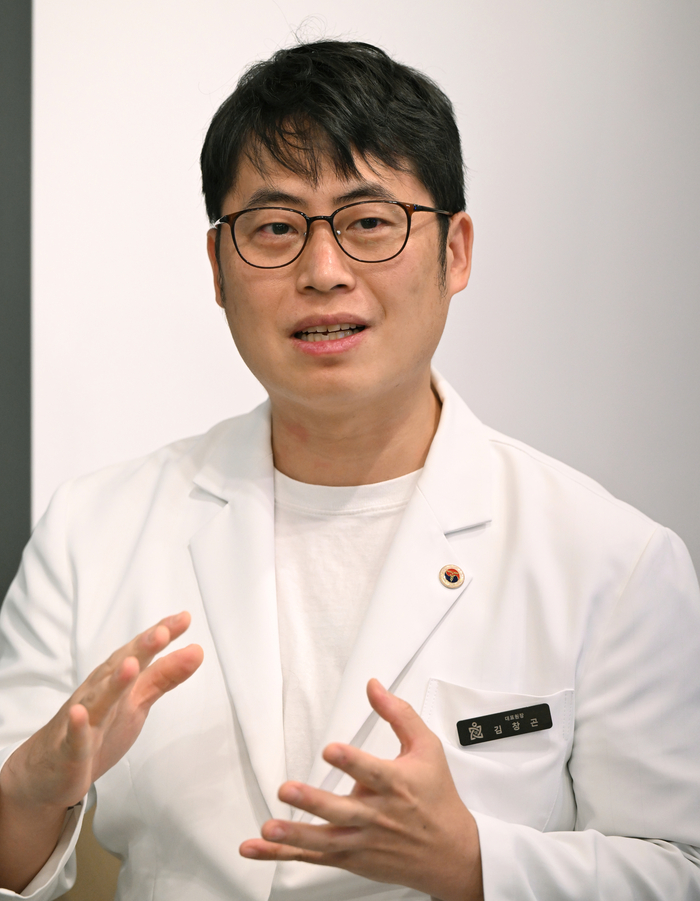 김창곤 율하연합가정의학과의원 원장이 비만치료제 위고비와 마운자로의 효과와 차이에 대해 설명하고 있다.이지용기자 sajahu@yeongnam.com