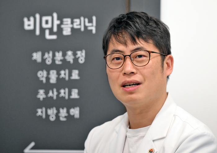 김창곤 율하연합가정의학과의원 원장이 비만치료제 위고비와 마운자로의 효과와 차이에 대해 설명하고 있다.이지용기자 sajahu@yeongnam.com
