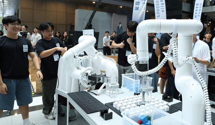 포스코홀딩스가 개최한 산업용 AI-로봇 경진대회 참가자들이 다관절 협동 로봇 챌린지를 수행하고 있다. <포스코 제공>