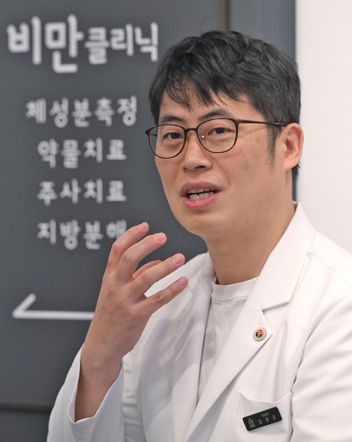 김창곤 율하연합가정의학과의원 원장이 비만치료제 위고비와 마운자로의 효과와 차이에 대해 설명하고 있다.이지용기자 sajahu@yeongnam.com