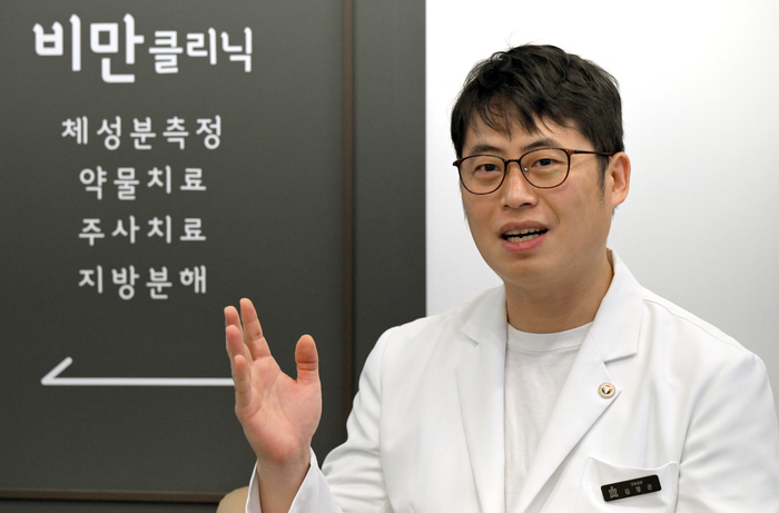 김창곤 율하연합가정의학과의원 원장이 비만치료제 위고비와 마운자로의 효과와 차이에 대해 설명하고 있다.이지용기자 sajahu@yeongnam.com