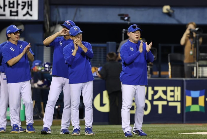 지난달 26일 서울 잠실야구장에서 열린 2025 신한 SOL 뱅크 KBO리그 삼성 라이온즈와 두산 베어스 경기에서 박진만 감독이 선수들을 격려하고 있다. <삼성 라이온즈 제공>