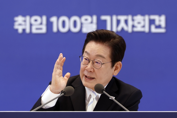 이재명 대통령이 11일 청와대 영빈관에서 열린 취임 100일 기자회견 회복을 위한 100일, 미래를 위한 성장에서 발언하고 있다. ㈜연합뉴스.