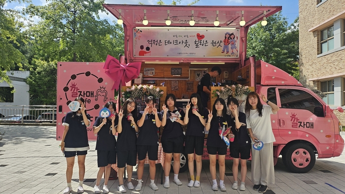 2학기 생명사랑 교육 주간 중 마음ON, 마음카페 프로그램에 참여한 대구 서변중 학생들이 함께 기념사진을 찍고 있다. <서변중 제공>