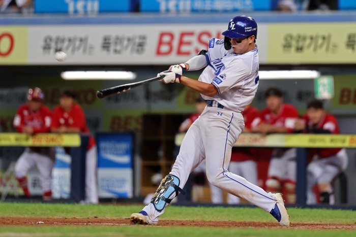 11일 오후 6시30분 대구 삼성라이온즈파크에서 열린 2025 신한 SOL 뱅크 KBO리그 삼성 라이온즈와 SSG 랜더스 경기에서 김영웅이 홈런을 치고 있다. <삼성 라이온즈 제공>