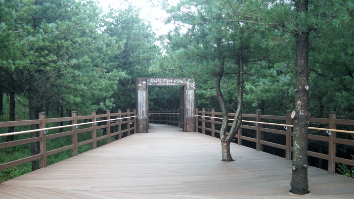 감악산 무장애 나눔 길 입구. 해발 900m에 조성한 전체 거리 3.5km의 산책로다. 별칭 감악고도로 감악산의 높은 산책길을 의미한다.
