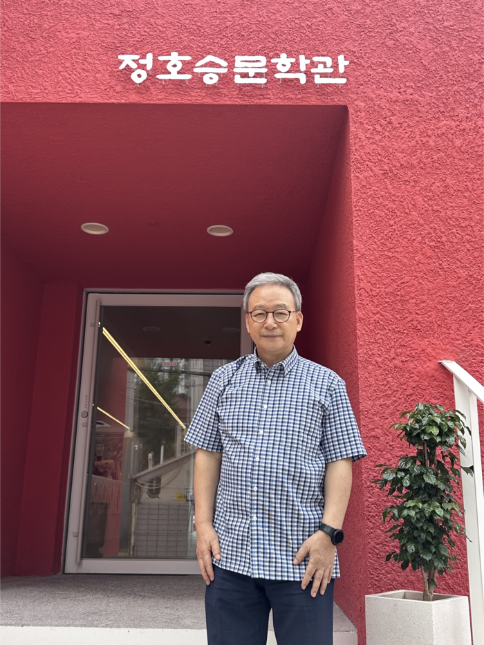 열다섯 번째 시집 편의점에서 잠깐을 펴낸 정호승 시인이 지난 2일 대구 정호승문학관 앞에 서 있다. 시인은 이번 시집에서 이별과 죽음, 패배의 본질을 일상적 순간에서 포착한다. <사진=조현희기자>