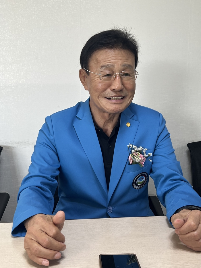 홍석주 대한파크골프협회장은 울진군 파크골프 협회에서 인터뷰 하는 모슴.<원형래기자>