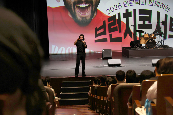 지난 10일 아양아트센터 아양홀에서 열린 토크 콘서트에서 방송인 노홍철이 관객의 질문에 답하고 있다. <아양아트센터 제공>