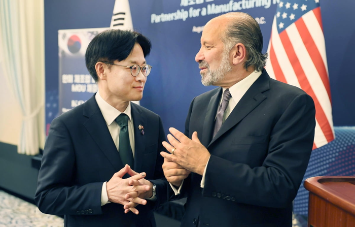 김정관 산업통상자원부 장관이 지난달 26일(한국시간) 미국 워싱턴 D.C. 월라드 인터콘티넨탈 호텔에서 열린 한미 제조업 파트너십 MOU 체결식에 참석해 하워드 러트닉 미국 상무부 장관과 대화를 나누고 있다. <산업통상자원부 제공>