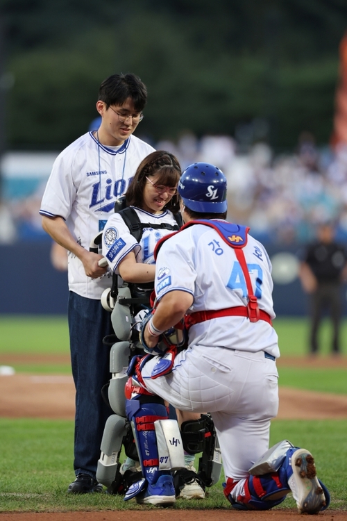 대구성보학교 김예원 학생(고교 2년)이 지난 11일  대구 삼성라이온즈파크에서 시구를 한 뒤 삼성라이온즈 강민호 선수와 악수를 하고 있다. <대구시교육청 제공>