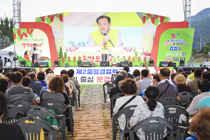 지난해 제20회 문경오미자축제 개막식에서 신현국 문경시장이 인사말을 하고 있다. <문경시제공>