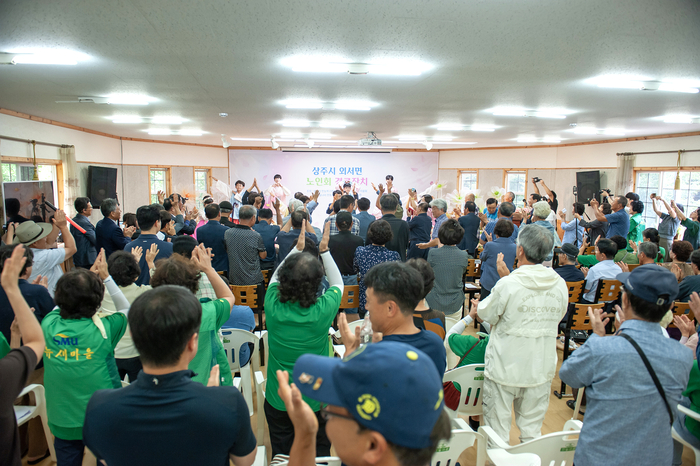 돌나라 노인잔치 참가자들이 돌나라 예능학교 학생들의 공연에 박수를 치며 즐거워하고 있다.