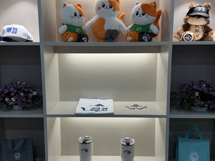 지난 12일 오후 2시쯤 찾은 대구 달서구 두류 젊코센터 1층 무인카페에 마스코트인 모양이와 젊코 티셔츠 등의 굿즈가 진열돼 있다.