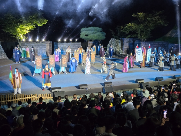 14일 경북 의성군 구봉공원에 마련된 특설무대에서 실경뮤지컬 장한상이 공연되고 있다.<피재윤 기자>