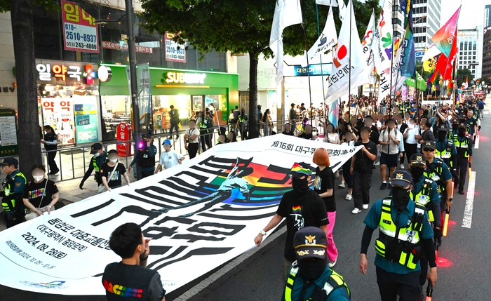 지난해 9월 28일 오후 대구 중구 반월당 일대에서 열린 제16회 대구퀴어문화축제의 참가자들이 중앙로 대중교통전용지구 일대로 퍼레이드를 하고 있다. 박지현기자 lozpjh@yeongnam.com