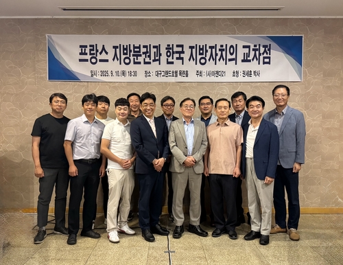 <사>아젠다21 회원들이 정기포럼을 마치고 자리를 함께 했다.