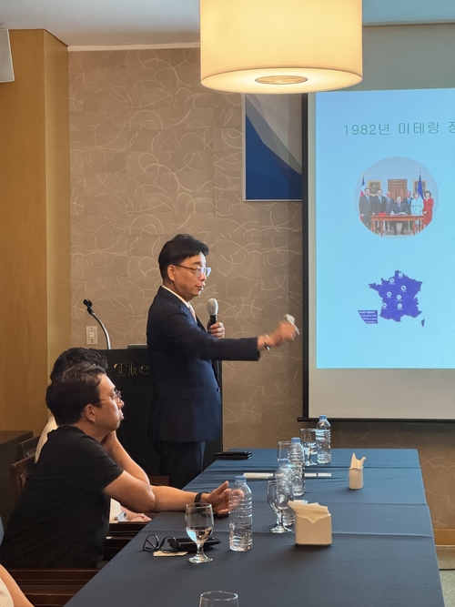 권세훈 파리1대학 박사(법학)가 프랑스 지방자치의 역사에 대해 발표하고 있다