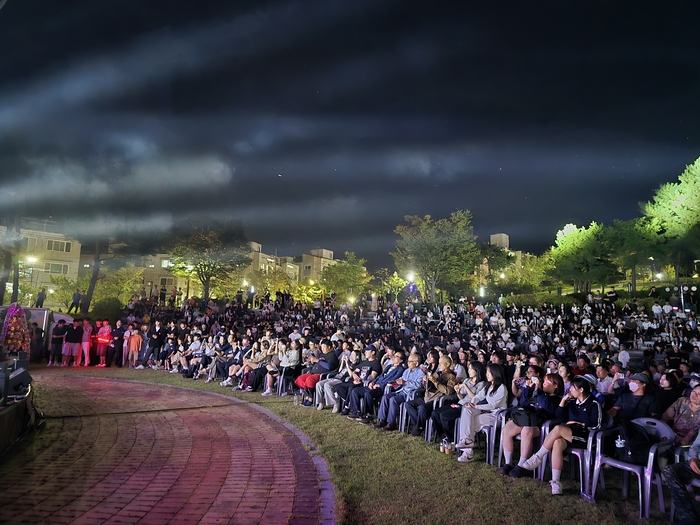 모전공원 야외공연장에서 NIGHT IN Mungyeong – 님(NIM)과 함께 문경의 밤 행사장에 수 많은 시민들이 참여해 행사를 즐기고 있다. <점촌청년회의소 제공>