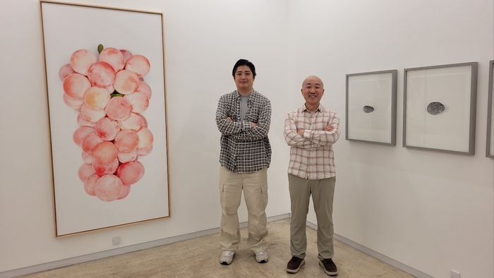 고려명(왼쪽), 황인모 작가가 아트스페이스펄에 전시 중인 자신의 작품들 앞에서 포즈를 취하고 있다.<임훈기자 hoony@yeongnam.com>