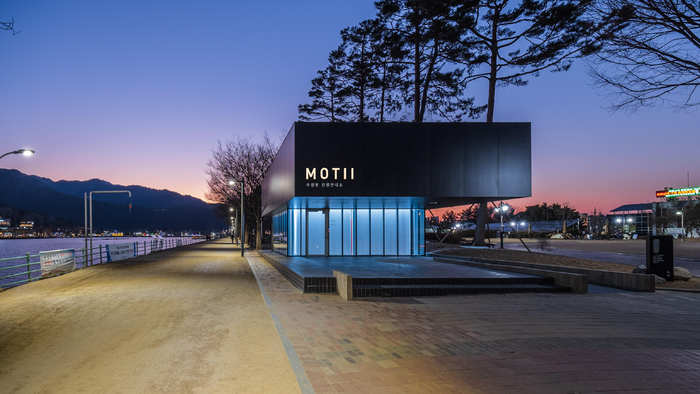 수성못 입구에 자리한 수성못 관광안내소 모티(MOTII). <대구 수성구 제공>