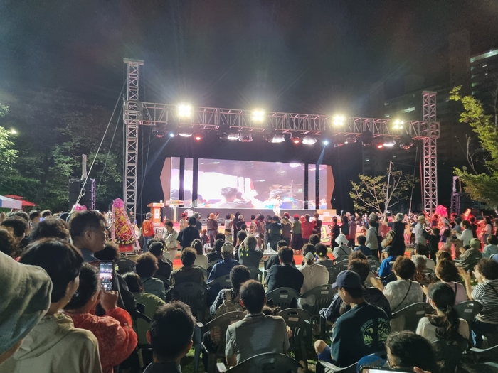 팔공산 왕건축제장을 찾은 사람들이 무대에서 펼쳐지는 공연을 관람하고 있다.