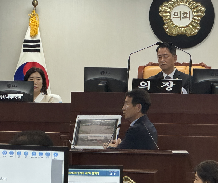 15일 오전 대구 북구의회 임시회 본회의에서 최우영 북구의원이 구정질문을 하고 있다. 박영민 기자.