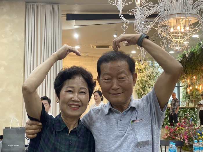 박노진·이화자 부부가 사랑의 하트 포즈로 기념사진을 찍고 있다. 이명주 시민기자 impsee@hanmail.net