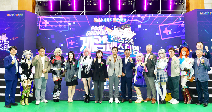 지난 12일 경일대에서 열린 2025경북게임페스티벌 개막식에서 내빈들이 기념촬영을 하고 있다. <경산시 제공>