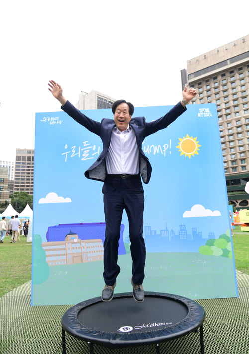 영양 출신의 남창진 서울시의회 전반기 부의장이 의정활동을 하던 중 포즈를 취했다. <남창진 의원 제공>