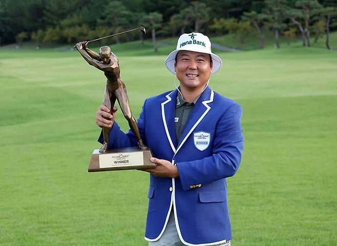 지난해 9월 구미시 선산읍 골프존카운티 선산에서  열린 KPGA 투어 골프존·도레이 오픈에서 우승한 함정우 선수가 트로피를 들고 활짝 웃고 있다. <KPGA제공>