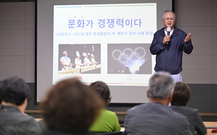 송승환 예술감독이 16일 오후 대구 동구 영남일보 대강당에서 열린 영남일보 CEO아카데미에서 문화가 경쟁력이다를 주제로 강연하고 있다.
이윤호기자 yoonhohi@yeongnam.com