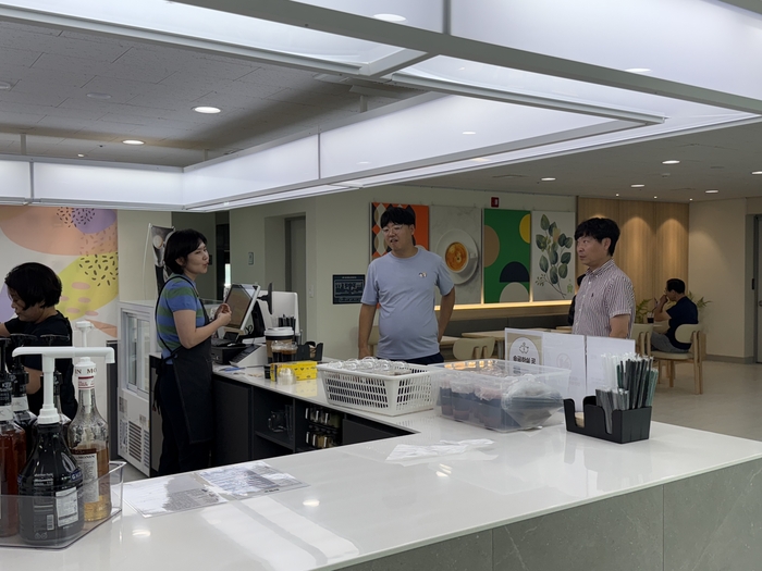 17일 오후 2시쯤 찾은 대구 달서구 사회적 경제지원센터 로비에 마련된 카페를 주민들이 이용하고 있다. 구경모 기자