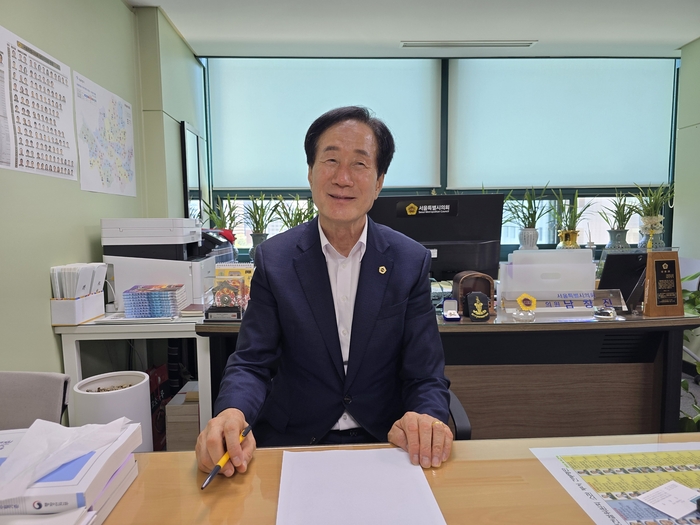 영양 출신의 남창진 서울시의회 전반기 부의장이 고향 영양에 대한 기억을 이야기하고 있다. /김은경기자