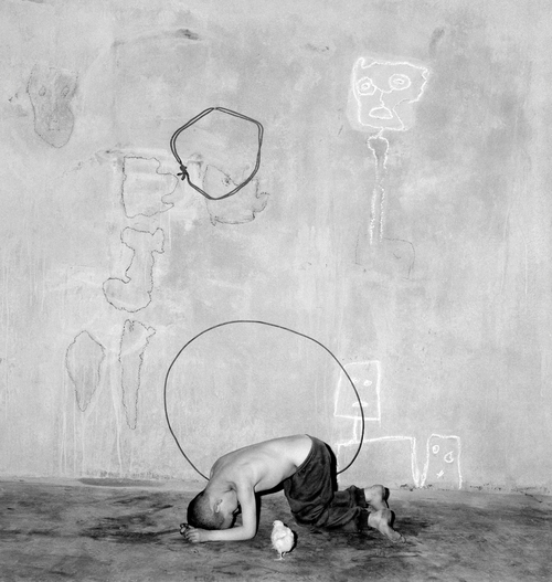 로저 발렌 Asylum of the Birds, Invitation. <수성아트피아 Roger Ballen 작가 제공>