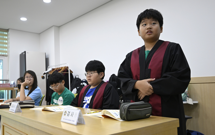 17일 오전 대구 동구 대구민주시민교육센터에서 초등학생들이 AI로 그림을 그린 것도 죄가 되나요를 주제로 모의법정 프로그램을 체험하고 있다. 대구시교육청은 오는 19일까지 초등학교 5~6학년, 중·고교생을 대상으로 민주시민교육센터 체험 프로그램을 운영한다.
이윤호기자 yoonhohi@yeongnam.com
