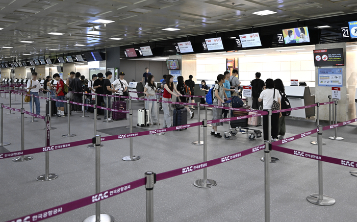 대구 동구 대구국제공항에서 일본 오사카행 비행기를 타기 위한 여행객들이 출국 수속을 하고 있다. 영남일보DB