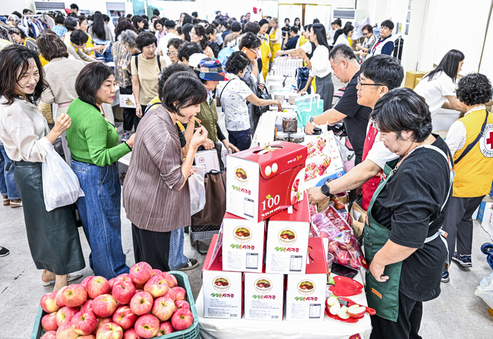 18일 대구 중구 대한적십자사 대구지사 별관에서 열린 제45회 대구적십자 바자에서 시민들이 쌓여 있는 사과를 구매하고 있다. 이번 행사는 대한적십자사 여성봉사특별자문위원회 주최로 마련돼 복지 사각지대 취약계층 지원 기금 조성에 쓰인다.
이현덕기자 lhd@yeongnam.com 